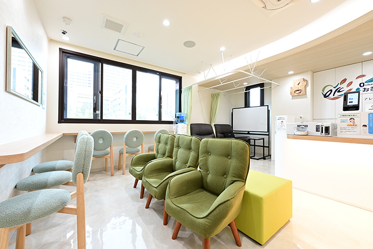 お茶の水橋交番横クリニック 千代田区 忙しい人でも受信しやすいよう、平日20時まで診療を行う