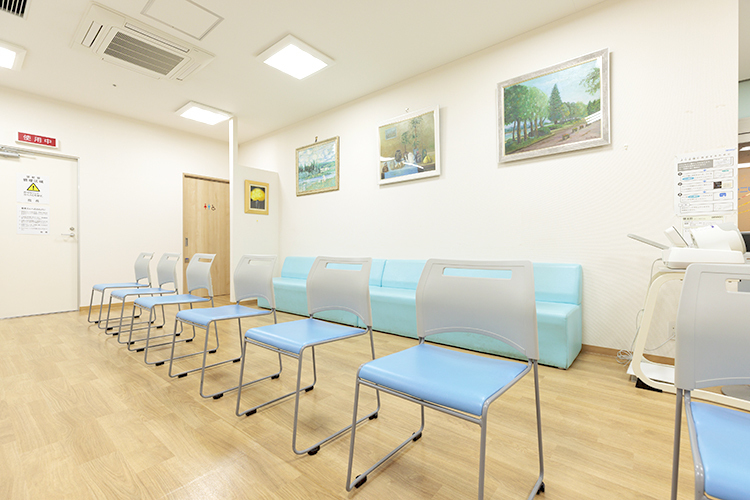 金町内科クリニック 葛飾区 海をイメージした青色の椅子が並ぶ、広々とした待合室