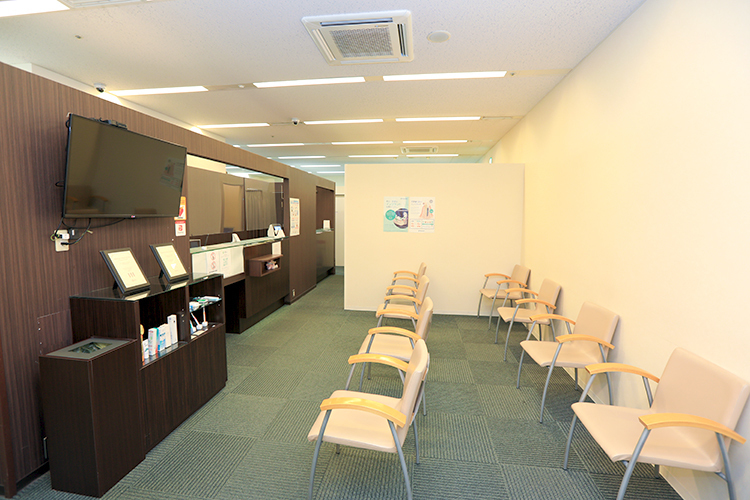 ミッドランドスワン歯科・矯正歯科 名古屋市中村区 広々とした待合室