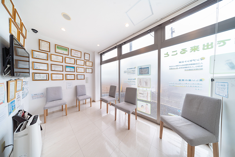 みさきエキ歯科 船橋市 自然光が差し込み明るい院内