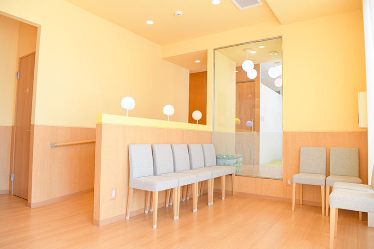 まくはりエキ総合歯科・まくはりキッズデンタル 千葉市花見川区 成人と小児の治療スペースは、雰囲気を分けて設計している