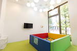 かさいエキ総合歯科・かさいキッズデンタル 江戸川区 大きな窓に面しているキッズスペース