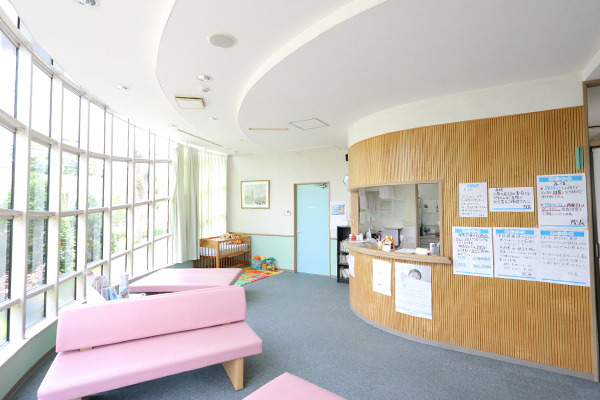 いとうクリニック 佐倉市 カーブを描く大きな窓が印象的だ