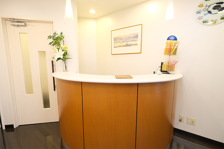 八百板矯正歯科 川口市 木目調のシンプルなデザインの受付