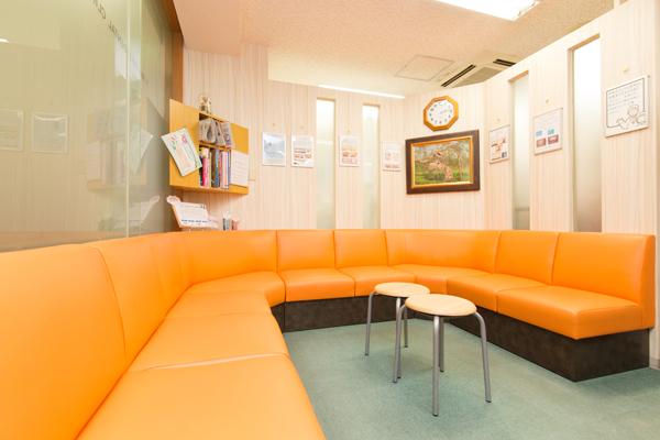 リキタケ歯科医院 豊島区 広々とした待合室には、啓発のための掲示物も設置