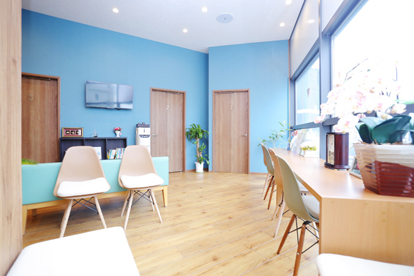 すなおクリニック さいたま市大宮区 リラックス効果のあるブルーを基調とした待合室