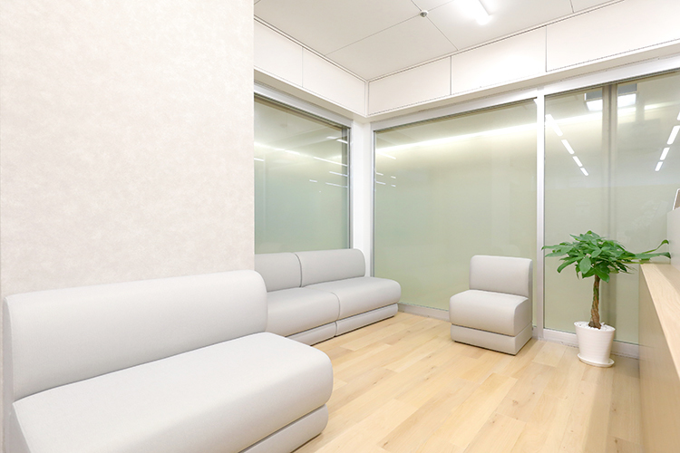 うめだ駅前アイクリニック 大阪市北区 快適な待ち時間になるように工夫された待合室