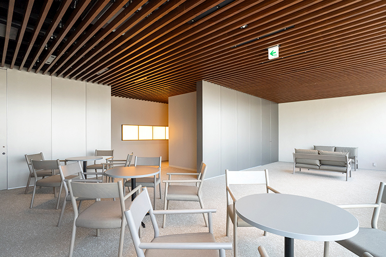 野田眼科医院 松江市 3階建ての建物は広々としており、待合スペースは開放的な空間だ