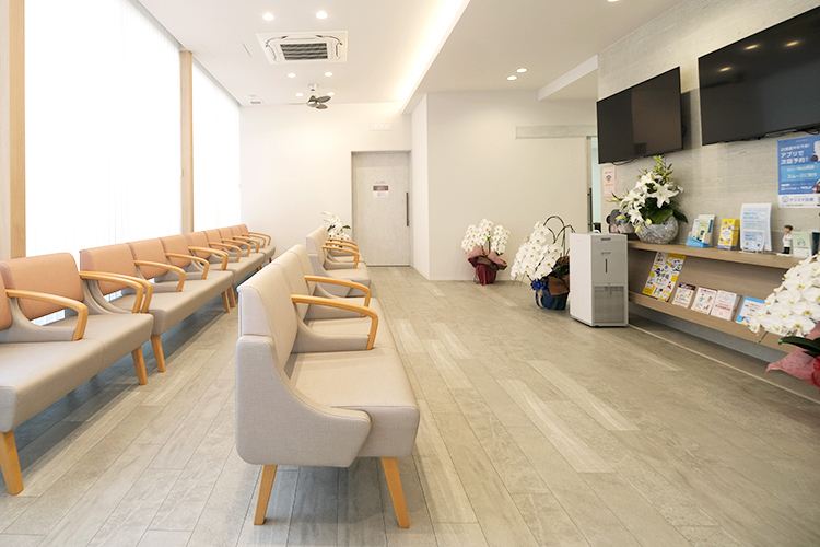 よこね町内科呼吸器科クリニック 大府市 院内は明るく開放感のある空間だ