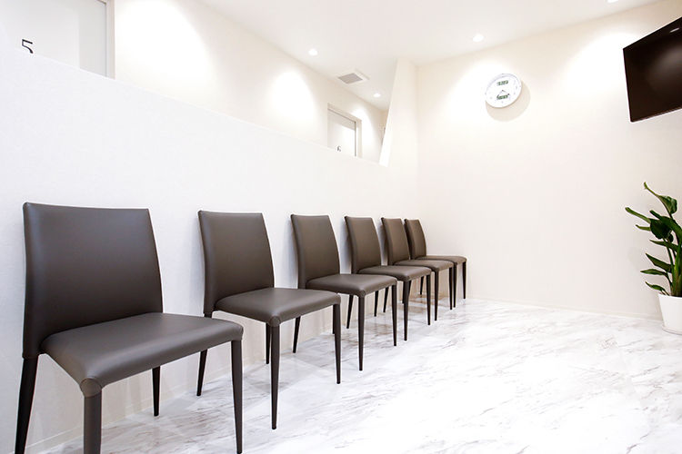 Kデンタルクリニック成城 世田谷区 広々と開放感のある待合スペース