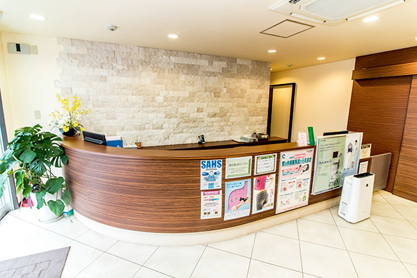 沢井クリニック 西宮市 受付では笑顔で迎えてくれる