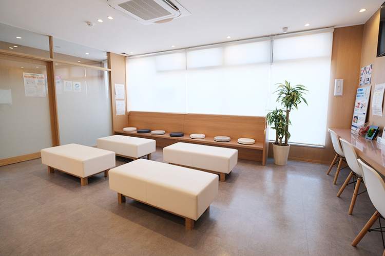 はしむらクリニック 羽曳野市 広々とした院内。バリアフリーにも対応している