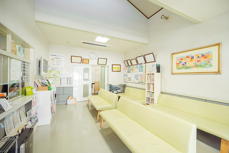 松本クリニック 南宇和郡愛南町 全席ソファーで、ゆったりと落ち着いて過ごせる待合室