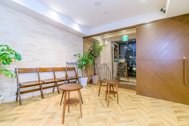 横田デンタルクリニック 福岡市中央区 院内は木目と緑を基調にした温かみが感じられる