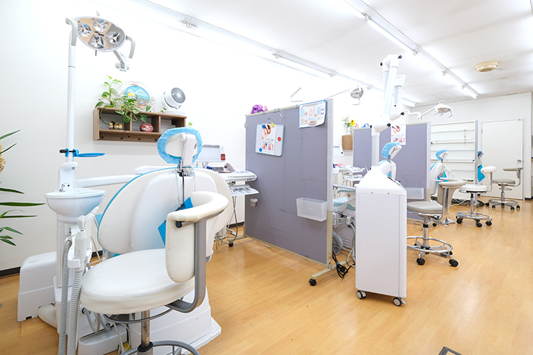 マリンデンタルクリニック 越谷市 居心地がいいと感じてもらえるよう、工夫がなされた診療スペース