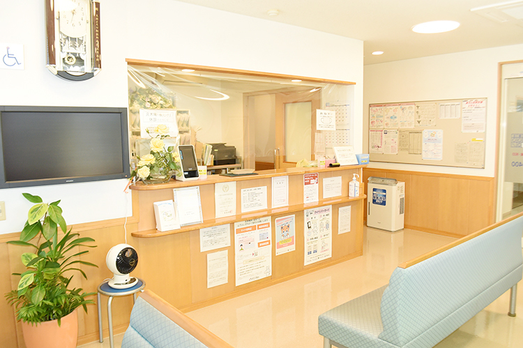 まえだ泌尿器科クリニック 香芝市 木のぬくもりを感じさせるカウンターを設えた受付