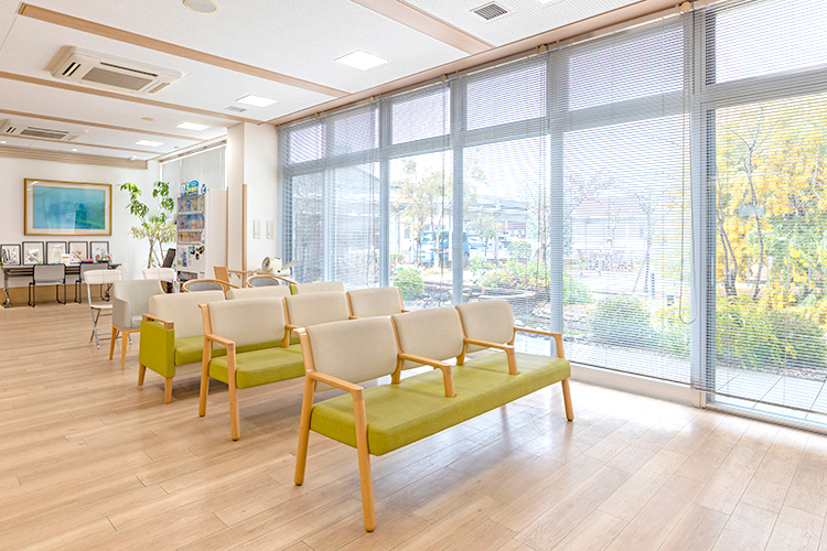 美術館診療所 高松市 総合受付前の待合スペース。春には満開のミモザも見える