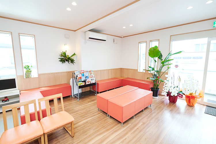 茅ヶ崎ファミリークリニック 茅ヶ崎市 広々とした待合室