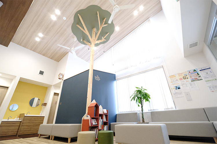 はぐむのあかりクリニック 北九州市八幡西区 待合にある大きな木がクリニックのシンボル