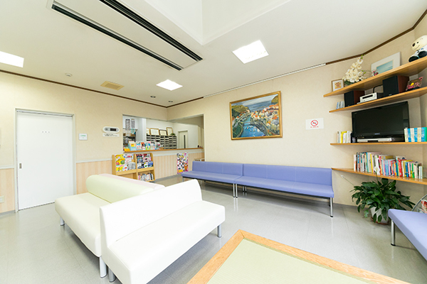 ふくとみクリニック 豊川市 明るい雰囲気の待合室。スタッフの丁寧な対応も魅力