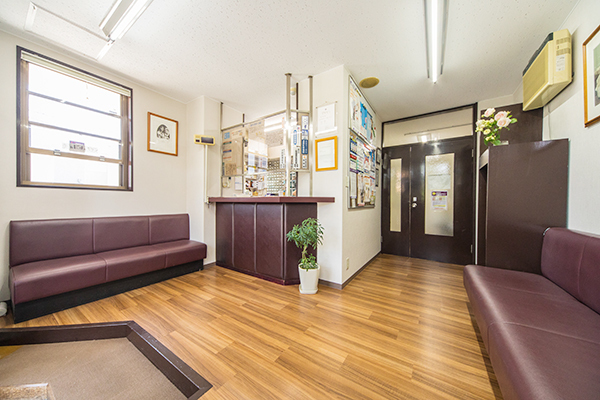 菱谷医院 豊中市 受付ではベテランのスタッフたちが笑顔で迎えてくれる