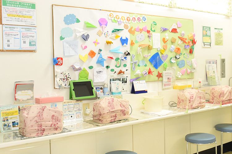 おおやま耳鼻咽喉科 奈良市 コアラフレンズのボードには来院した子どもたちの作品が並ぶ