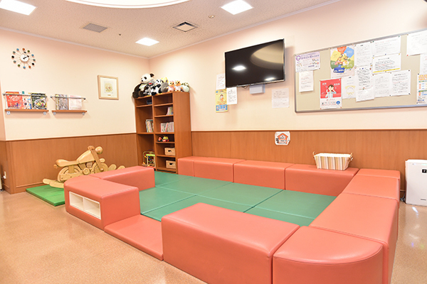 片山キッズクリニック 神戸市灘区 一般外来のキッズスペース、受付からも目が届く配置