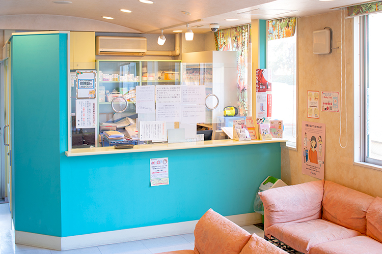 木島医院 高座郡寒川町 受付には、感染症対策として仕切り版を設置