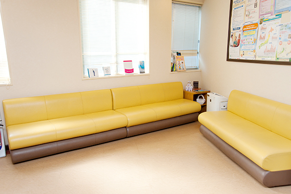 鳥海ペインクリニック 中野区 広々と落ち着いた雰囲気の待合室