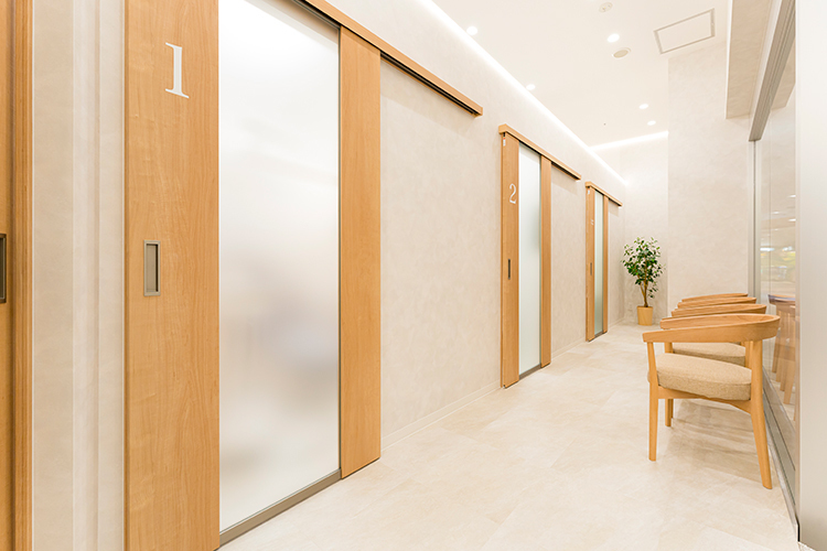 えみたす歯科・矯正歯科 イオンタウン楽々園院 広島市佐伯区 内装は白を基調としており、バリアフリー設計