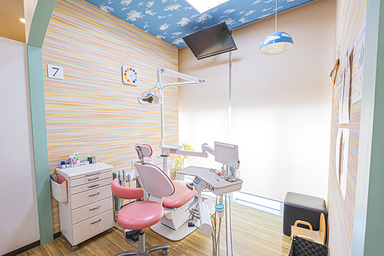 きたならエキ歯科 船橋市 天井のモニターに動画を映しながら、治療を行うことも