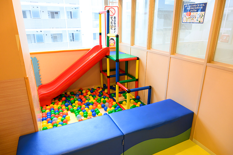ふなばしキッズデンタル　きたならエキ歯科＆矯正・小児歯科船橋クリニック 船橋市 キッズスペースには、ボールプールを用意