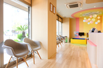 みょうでんキッズデンタル みょうでんfamily歯科＆矯正・小児歯科 市川クリニック 市川市 自然光が差し込み明るい院内