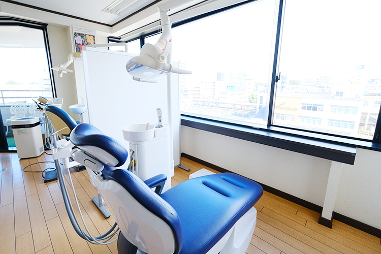 東大宮歯科 さいたま市見沼区 大きな窓から陽光が差し込む明るい診療室