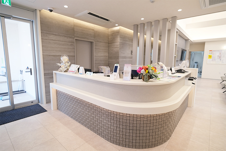 たがやクリニック 日進市 ラグジュアリーで洗練された印象の院内は開放感がある