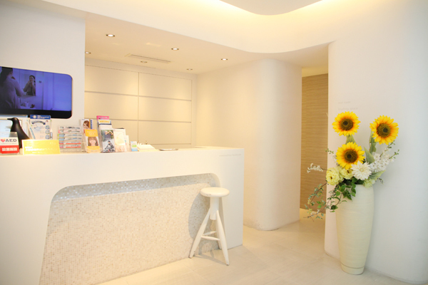 本町通りデンタルクリニック 大阪市中央区 受付もスタイリッシュなデザインが施されている