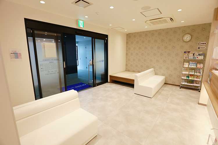 横浜みなと呼吸器内科・内科クリニック 横浜市港南区 広々とした、明るく落ち着いた雰囲気の院内