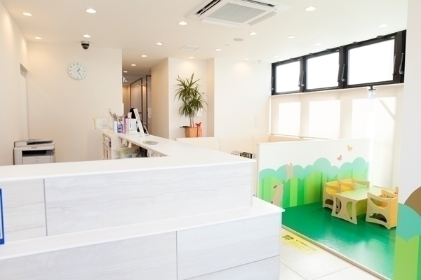 さくら歯科医院 松戸市 白を基調とした院内は広々としている