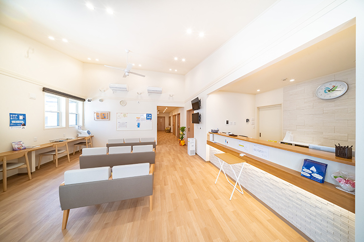 所沢いそのクリニック 所沢市 ソファー席のほかカウンター席も設けている待合室