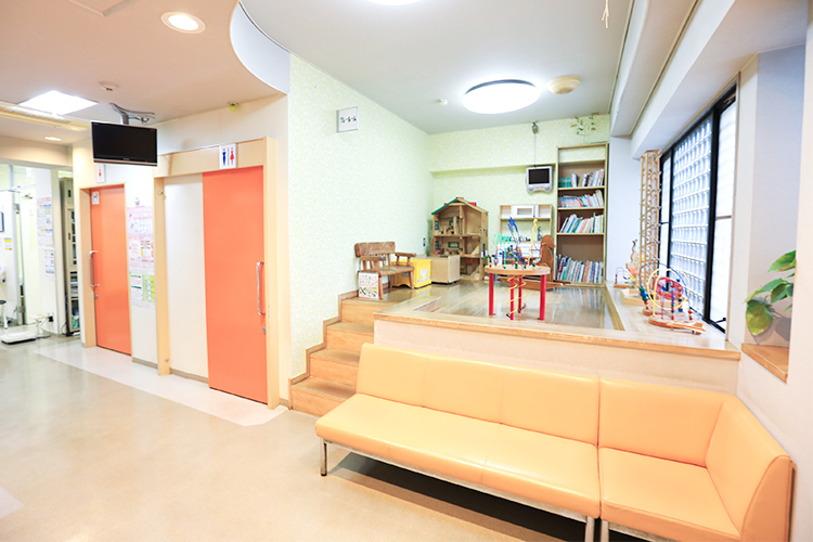 松川クリニック 名古屋市天白区 待合室とキッズスペース。子どもたちまで目が届きやすい
