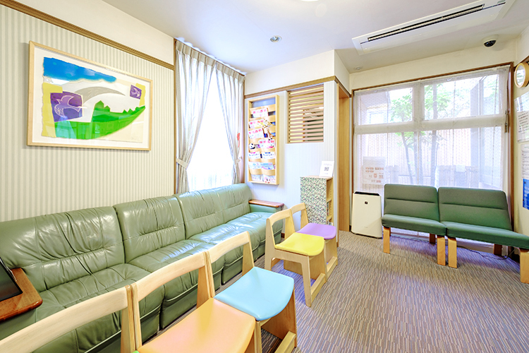 ふなき矯正歯科 経堂クリニック 世田谷区 落ち着いた雰囲気の待合室。リラックスできる空間
