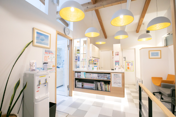 おかもと歯科こども歯科クリニック 福岡市城南区 白を基調とし、かわいらしい電球が印象的な落ち着く院内