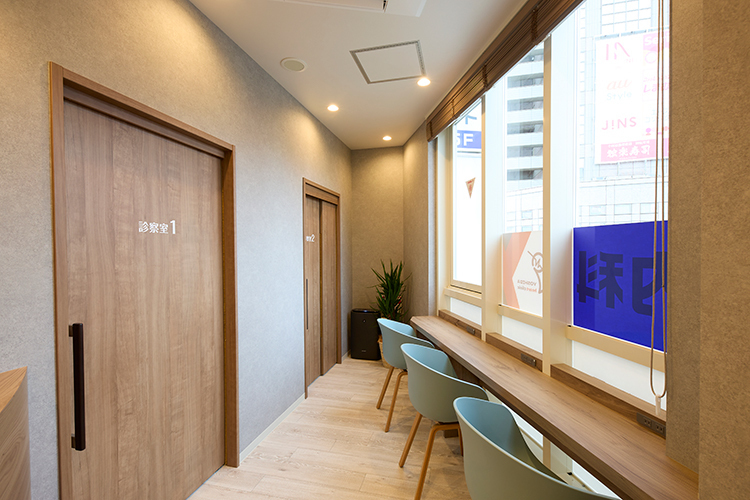 よしだ内科ハートクリニック 八王子市 木目を基調とした温かみのある院内