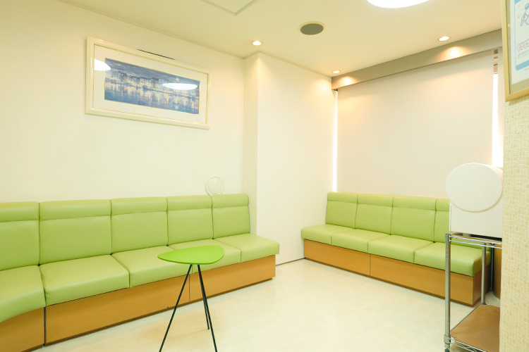目黒 アーク歯科・矯正歯科 目黒区 待合室は、爽やかで落ち着いたカラーで統一