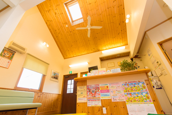 いとうこどもクリニック 成田市 院内はスウェーデンハウスをモチーフにし、開放感あふれる空間に