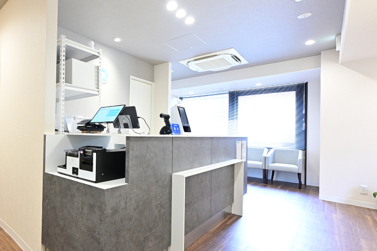 新橋睡眠・内科クリニック 港区 受付。落ち着いた雰囲気の色調に統一