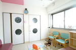 さとこ整形外科 三浦内科 みちこ小児科クリニック 丸亀市 小児科専用待合室のほか、隔離室も用意がある