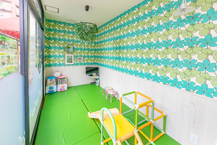 新狭山歯科 狭山市 広めのキッズスペース。小さな子どもを連れていても安心