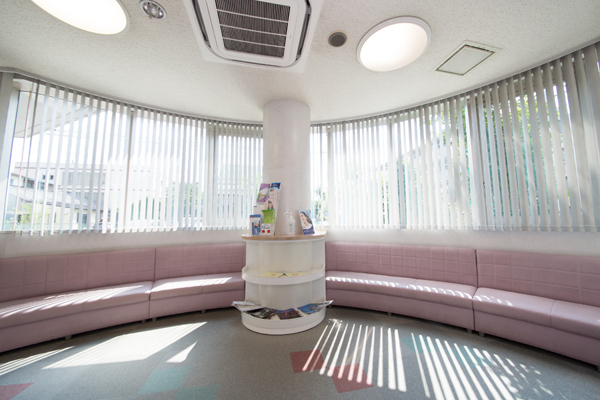 中村眼科クリニック 名古屋市千種区 院内は光を取り込み、明るく落ち着いて待つことができる