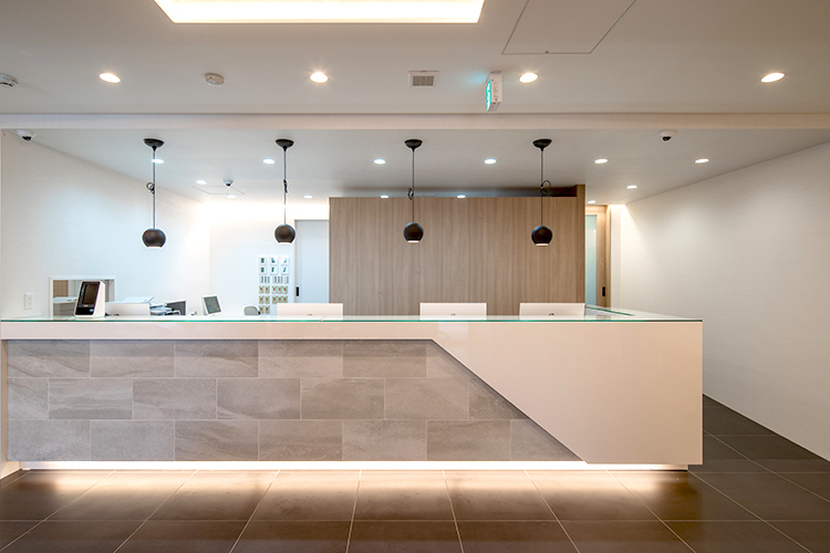 百瀬歯科医院 世田谷区 スタイリッシュな待合室。ベテランスタッフたちが笑顔で迎える